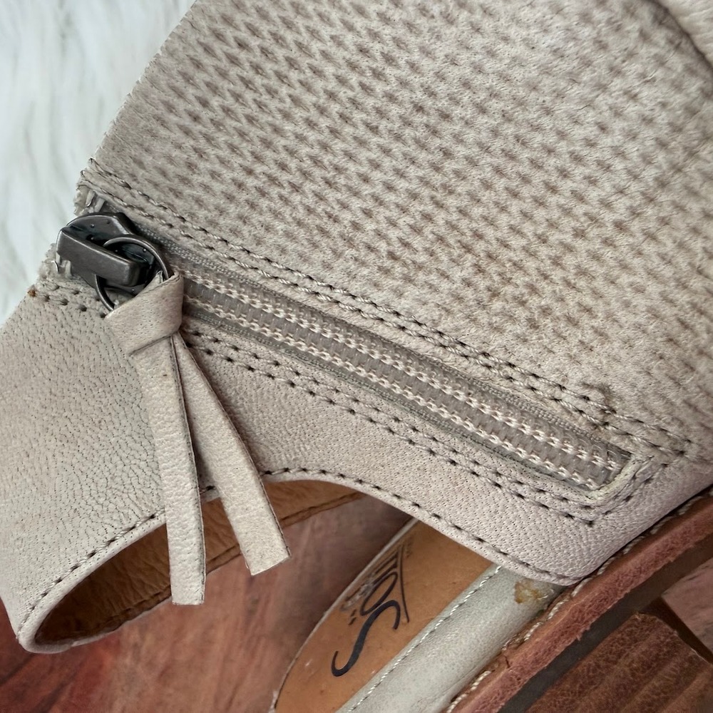 Sofft Women's Beige‎ Leather Perforated Peep Toe Ankle Boots Size 6.5M - Picture 10 of 11
